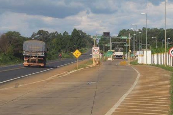 Motoristas com excesso de carga fogem da Balança do DNIT na BR 365
