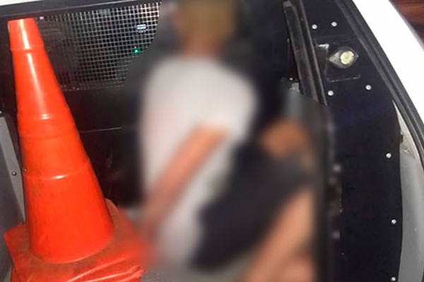 Após apelo da própria mãe, adolescente que pôs fogo em casa com crianças é internado