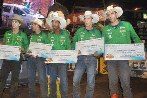 Rodeio e shows de Erick e Deylon e Kleo Dibah e Rafael encerram a Fenamilho 2013