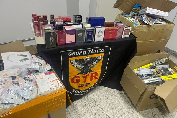 Caixas com eletrônicos e perfumes que vieram do exterior sem documentação são apreendidas na BR-146