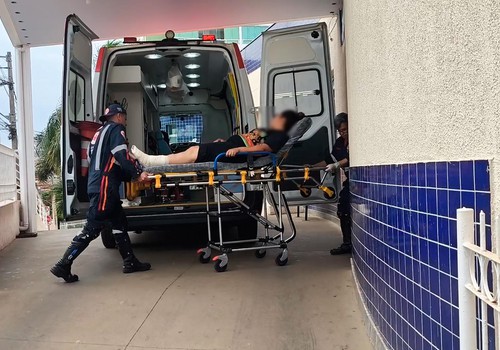 Mulher sofre ferimentos graves e precisa ser socorrida pelo Samu após ser atacada por PitBulls