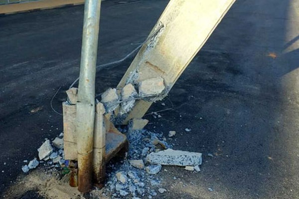 Caminhão quebra poste e condutor vai embora antes da Polícia Militar em Patos de Minas