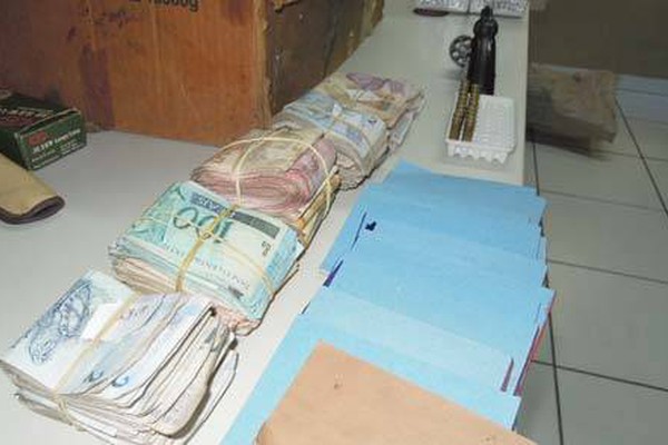 Após denúncia ao 181, PM apreende cigarros, revólver, jogo do bicho e dinheiro
