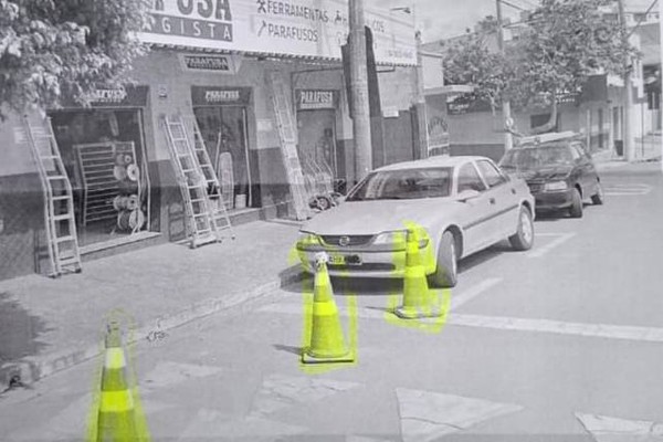 Comerciante é notificado por cones colocados pela Copasa; Prefeitura reconheceu o erro