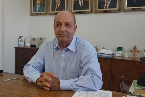 Com R$ 35 milhões para receber do Estado, prefeito explica atrasos nos salários dos servidores