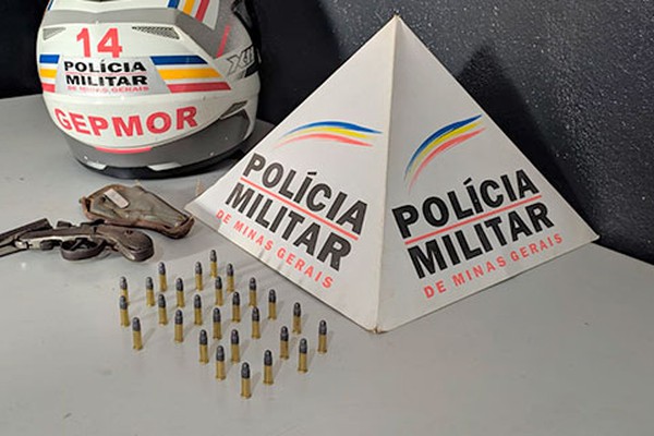 Após vizinhos denunciarem ameaça, jovem é preso com arma de fogo e munições