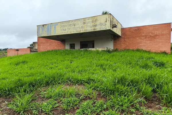 Balança do DNIT na BR365 segue abandonada enquanto o asfalto cede por excesso de peso