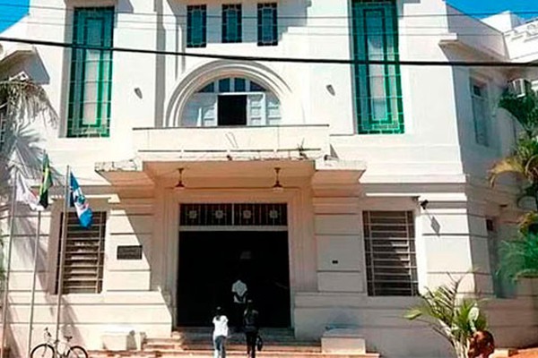 Professores cobram pagamento de 14º salário com restos do Fundeb, mas Prefeitura vê ilegalidade