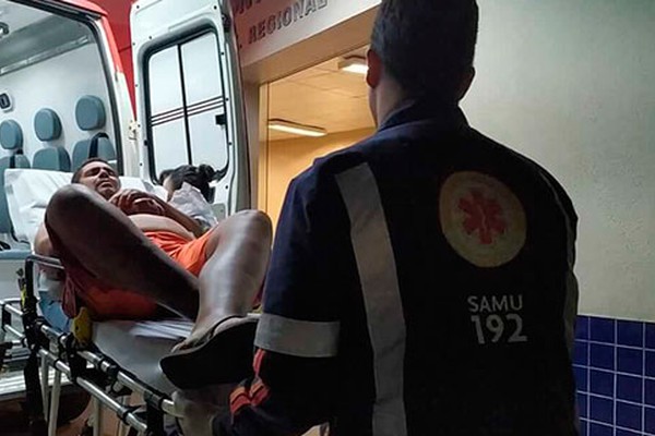 Homem é agredido com golpes de canivete após cobrar para devolver telefone celular achado