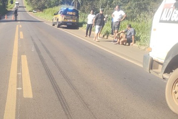 Carros batem lateralmente na MGC 354 e ambos relatam que o outro invadiu a contramão