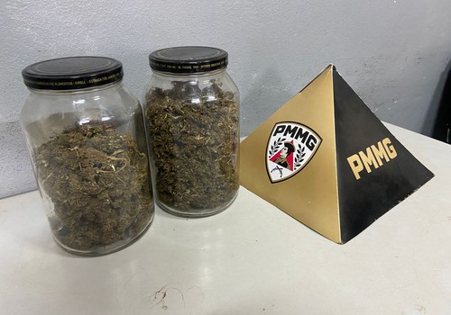 Após denúncia de violência doméstica, polícia encontra potes com maconha e prende homem em Patos de Minas
