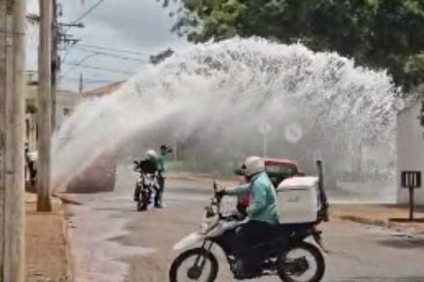 Rede da Copasa é danificada e forma verdadeiro chafariz; bairros podem ficar sem abastecimento hoje