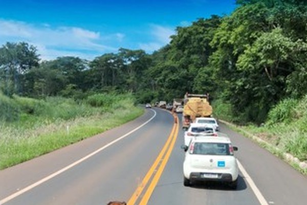 Empresa inicia tapa-buracos na BR 365 com atraso de 4 dias e filas voltam a revoltar motoristas