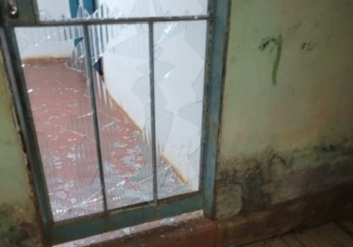 Mulher quebra porta de residência do ex com machado e foge; ele acabou preso em Lagoa Formosa
