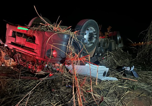Caminhão carregado de alho capota na BR 354 e casal morre em Rio Paranaíba