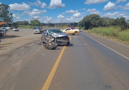 Carro e caminhonete batem de frente e motoristas ficam feridos na BR352; veja vídeo