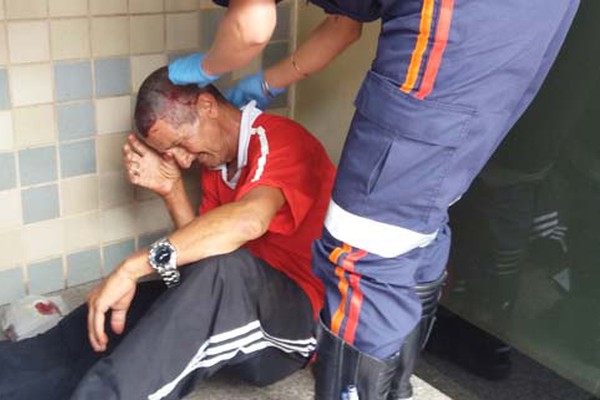 Homem fica gravemente ferido ao ser agredido com podão no centro da cidade