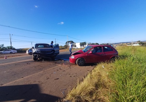 Acidente com dois carros na MG 235 em São Gotardo deixa duas pessoas feridas