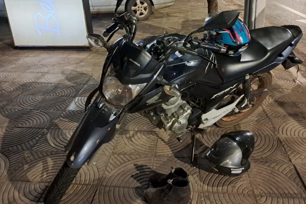 Entregador de 24 anos fica gravemente ferido após perder o controle da direção na rua Major Gote