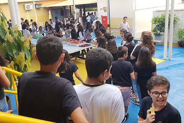 Estudantes são recebidos com festa e muita animação na volta às aulas em Patos de Minas 