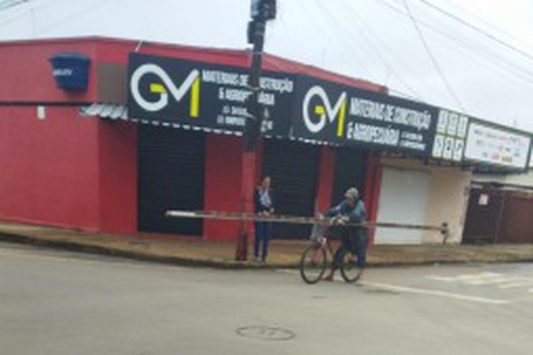 Homem é preso após invadir obra em demolição, furtar perfis metálicos e ser contido pela própria vítima em Patos de Minas