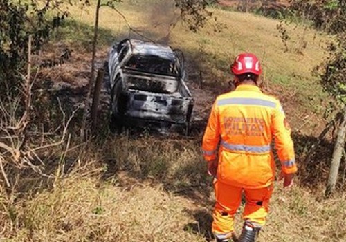 Caminhonete acaba incendiada após motorista bater em dois veículos e fugir