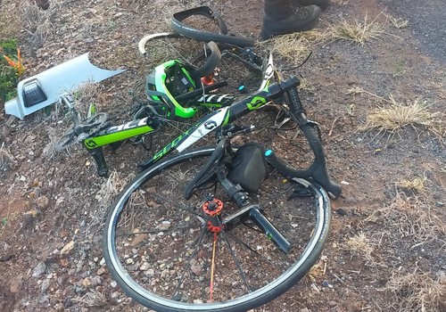 Pai e filho ficam feridos após serem atingidos por carreta na BR-146, em Araxá