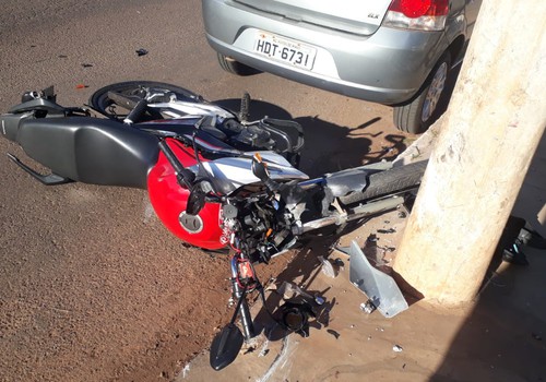 Motociclista fica ferido após perder o controle e bater em poste na avenida Fátima Porto