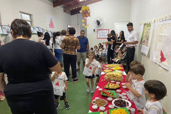 Apresentação de alunos na Mostra Cultural da Escola Criança Feliz encanta pais e professores