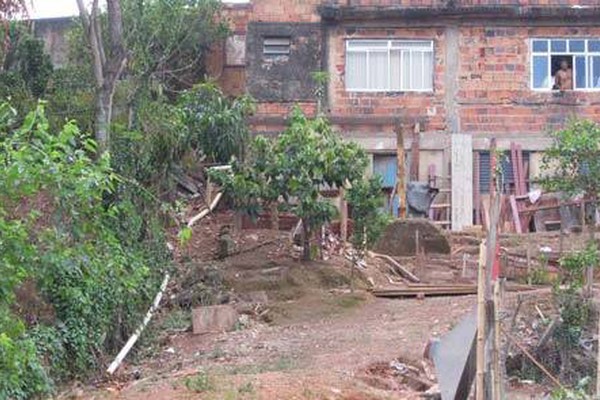 Moradores do Nossa Senhora Aparecida vivem há anos sem água, luz e esgoto