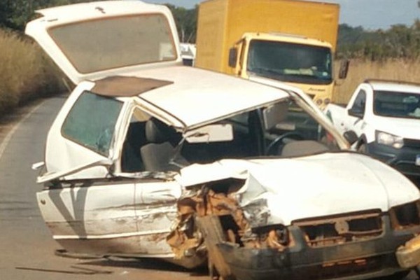 Passageira idosa sofre fratura exposta após caminhão bater de frente com carro, na MGC354