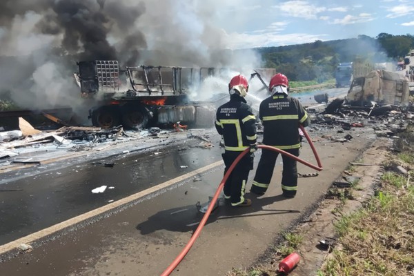 Carretas batem de frente, explodem e deixam duas pessoas mortas na BR 365; pista liberada