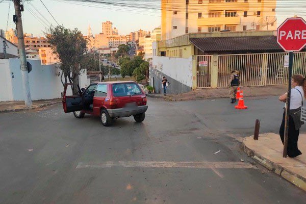 Condutor com sinais de embriaguez não percebe parada obrigatória e atinge outro veículo em Patos de Minas