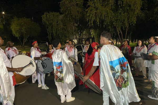 Grupo quilombola realiza cortejo em homenagem a São Jorge e Ogum em Patos de Minas