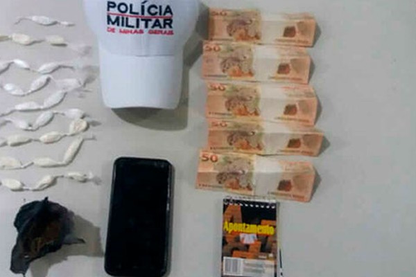 Motorista inabilitado é preso com vários papelotes de cocaína ao tentar se desfazer de droga na MG235