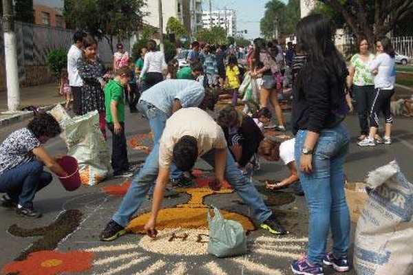 Centenas de pessoas trabalham na confecção dos tapetes de Corpus Christi