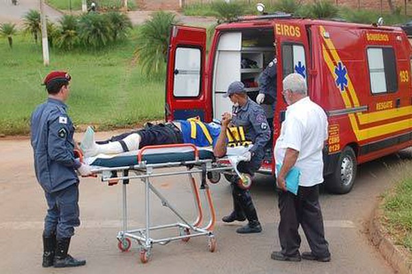 Motociclista fica ferido ao ser atingido por moto de carga na Vereador João Pacheco