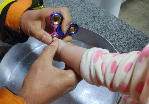 Bombeiros têm que cortar brinquedo preso no dedo de bebezinha para salvá-la em Patos de Minas