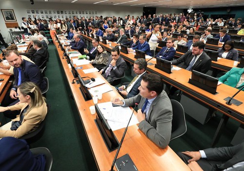 CCJ da Câmara retoma análise do fim da escala 6x1 nesta quarta