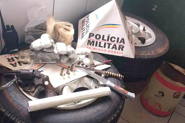 PM apreende arma de fogo, materiais ligados ao tráfico de drogas e prende jovem de 22 anos