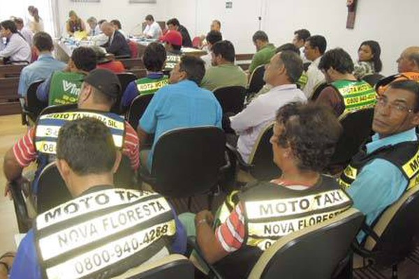 Mototaxistas ganham mais tempo para trocar motos, mas não podem carregar crianças