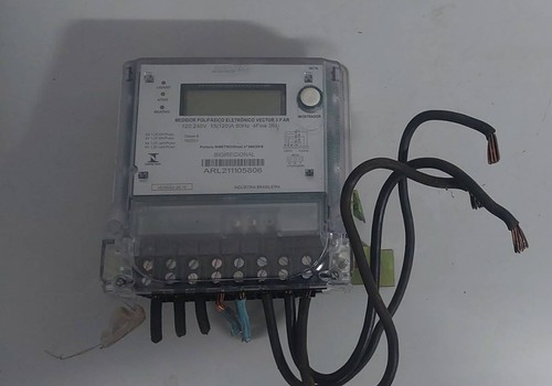 Testemunha percebe furto e homem acaba preso com fiação, alicate e medidor de energia
