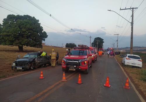 Motorista fica preso entre as ferragens em grave acidente entre caminhão e caminhonete
