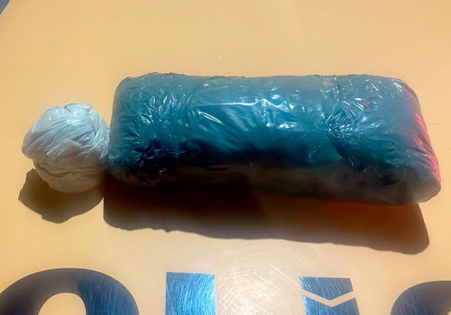 Jovem de 18 anos é presa com cocaína e crack na BR-146, em Patos de Minas