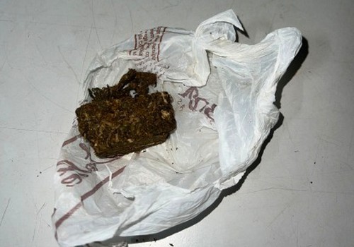 Foragido da justiça é preso debaixo de estante ao invadir residência em tentativa de fuga; os policiais apreenderam maconha