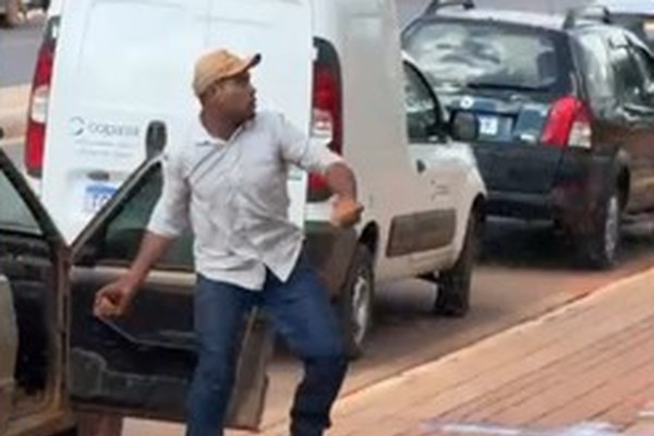Homem arremessa pedras em ataque ao Centro Administrativo de Paracatu; veja as imagens