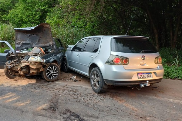 Veículos de passeio batem de frente e deixam pessoas feridas na BR-365