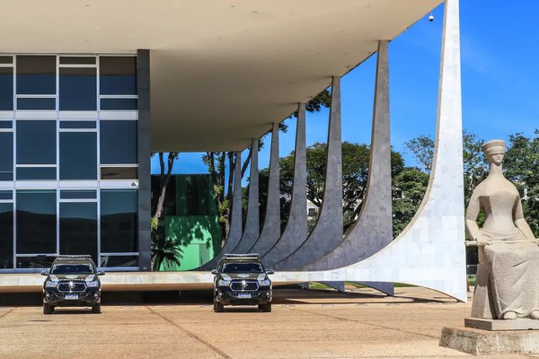 Moraes vota para tornar Eduardo Bolsonaro réu por tentar coagir STF