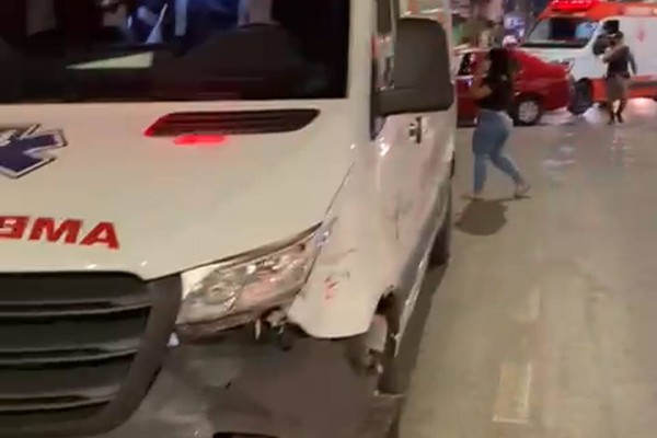 Ambulância com paciente de Três Marias avança sinal, bate em veículo de passeio e faz mais uma vítima
