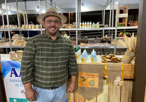Neto mantém tradição do avô e vende sabonetes naturais de mel e própolis; veja ao vivo